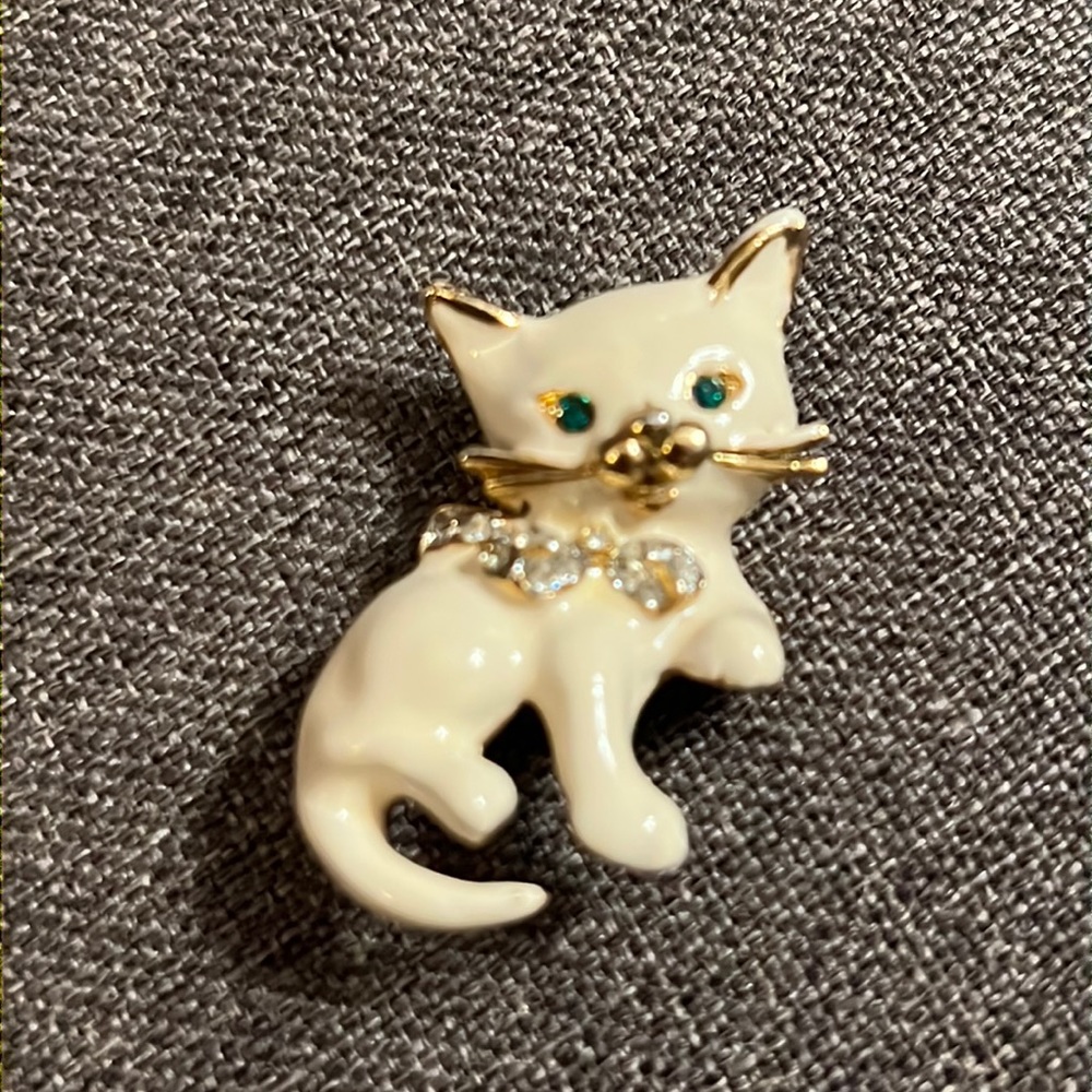 VINTAGE ๐๐๐๐
๐ ENAMELED & JEWELED KITTY BROOCH - Picture 3 of 10